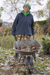 Photo: Frau bei der Gartenarbeit Frau bei der Gartenarbeit