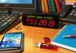 Foto: Clock with "Happy New Year!" message on table Clock with "Happy New Year!" message on table