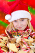 Kleiners Mädchen mit Weihnachtsgebäck