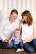 junge familie zu hause