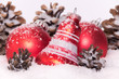 Weihnachtskugeln rot Schnee Tannenzapfen
