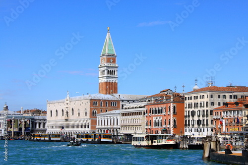 Photo: Le Campanile et le Palais des Doges à Venise - Italie Le Campanile et le Palais des Doges à Venise - Italie