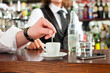 Barista mit Gast in seinem Cafe oder Coffeeshop
