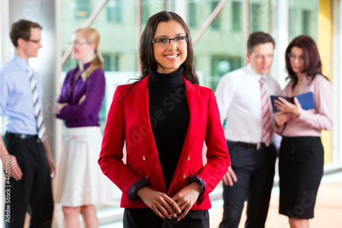 Photo: Business - Team oder Geschäftsleute in einem Büro Business - Team oder Geschäftsleute in einem Büro