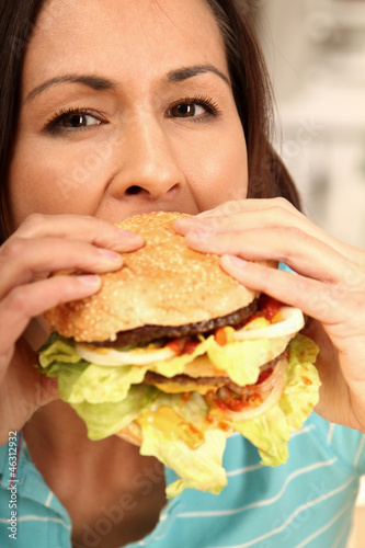 Photo: Frau mit Burger Frau mit Burger