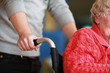Krankenpfleger mit Rollstuhlfahrerin