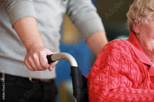 Photo: Krankenpfleger mit Rollstuhlfahrerin Krankenpfleger mit Rollstuhlfahrerin