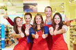 Supermarkt-Team hält Daumen hoch