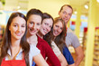 Supermarkt-Team in einer Reihe