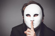 Foto: Mann mit der weißen Maske Mann mit der weißen Maske