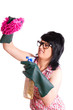 Hausarbeit mit Sprühflasche und Gummi Handschuhen