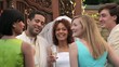 Vidéo : Smiling bride and groom toasting and drinking champagne with friends at wedding reception Smiling bride and groom toasting and drinking champagne with friends at wedding reception