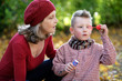 Photo: Oma und Enkel mit Seifenblasen Oma und Enkel mit Seifenblasen