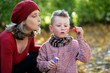 Photo: Oma und Enkel mit Seifenblasen Oma und Enkel mit Seifenblasen