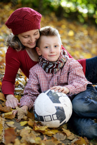 Photo: Oma und Enkel mit Fußball Oma und Enkel mit Fußball