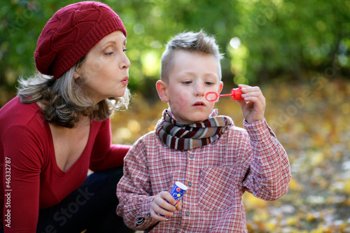 Photo: Oma und Enkel mit Seifenblasen Oma und Enkel mit Seifenblasen