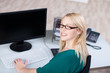 junge frau am arbeitsplatz