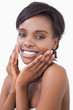 Foto: Woman putting on moisturizer Woman putting on moisturizer