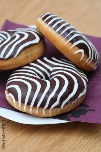 Photo: ciambelle glassate al cioccolato ciambelle glassate al cioccolato