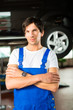 Automechaniker in seiner Werkstatt