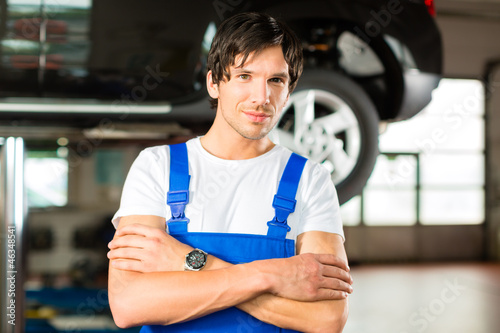 Photo: Automechaniker in seiner Werkstatt Automechaniker in seiner Werkstatt