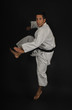 Salto y golpe en karate