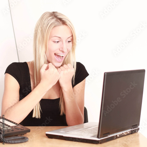 Photo: Frau am Schreibtisch begeistert Frau am Schreibtisch begeistert