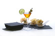 aperitivo con cocktail,bocconcini su fondo bianco