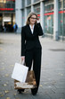 Ältere Frau beim Shoppen