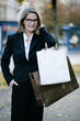 Glückliche Frau beim Shoppen