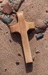 Ein Holzkreuz am Ufer