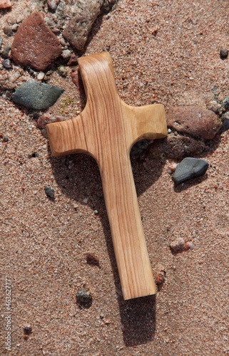 Photo: Ein Holzkreuz am Ufer Ein Holzkreuz am Ufer