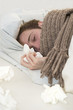 Kranker Mann im Bett beim schlafen