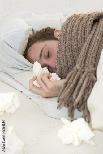 Photo: Kranker Mann im Bett beim schlafen Kranker Mann im Bett beim schlafen