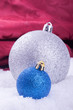 Weihnachtskugeln vor rotem Samt