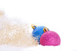 Weihnachtskugeln mit Lametta auf Schnee