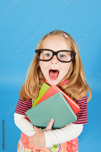 Photo: Mädchen mit Büchern, streckt die Zunge raus Mädchen mit Büchern, streckt die Zunge raus