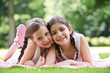 Foto: zwei Kinder im Park zwei Kinder im Park