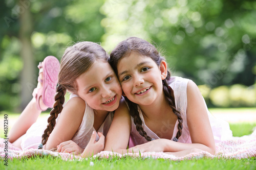 Photo: zwei Kinder im Park zwei Kinder im Park