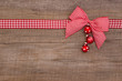 Foto: Weihnachtlicher Hintergrund aus Holz mit Kugeln Weihnachtlicher Hintergrund aus Holz mit Kugeln