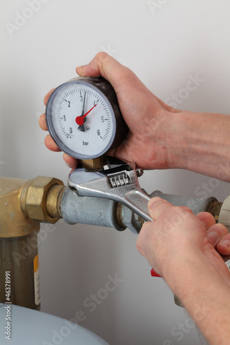 Photo: Screwing pressure gauge Screwing pressure gauge