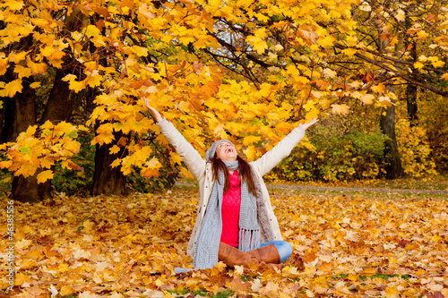 Photo: frau im laub frau im laub