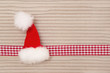 Weihnachtlicher Hintergrund mit Nikolausmütze