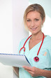 Foto: Female nurse holding paperwork Female nurse holding paperwork