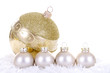 Goldene Weihnachtsdekoration mit Christbaumkugeln