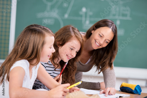 Photo: lehrerin erklärt schülern eine aufgabe lehrerin erklärt schülern eine aufgabe