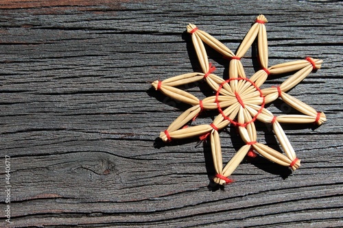 Photo: strohstern auf holz strohstern auf holz