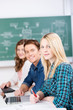 studenten mit laptops im unterricht