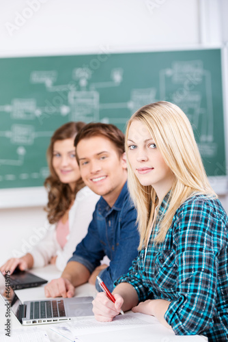 Photo: studenten mit laptops im unterricht studenten mit laptops im unterricht