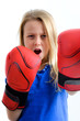 Fillette en colère avec gants de boxe rouge
